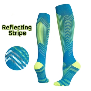 Chaussettes <span class=keywords><strong>de</strong></span> compression <span class=keywords><strong>de</strong></span> cyclisme à rayures réfléchissantes personnalisées, chaussettes <span class=keywords><strong>de</strong></span> sport hautes pour hommes <span class=keywords><strong>ou</strong></span> femmes, <span class=keywords><strong>bas</strong></span> <span class=keywords><strong>de</strong></span> compression <span class=keywords><strong>de</strong></span> niveau deux - Product Image 1