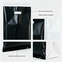 Sacs de courses en plastique noir mat avec poignée découpée et logo personnalisé pour accessoires de téléphonie mobile, emballage de détail d'électronique