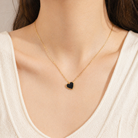 Collier Cœur en Acier Inoxydable Plaqué Or 18K avec Pendentifs Délicats en Nacre et Onyx Noir pour Femme – Vente en Gros, Anti-ternissement