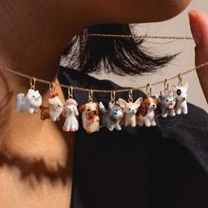Colgante de animales de dibujos animados minimalistas europeos y americanos, con pintura de goteo de aceite, accesorio pequeño de tacto premium. - Product Image 2
