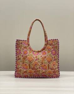 Sac fourre-tout matelassé en coton imprimé à la main : Sac de plage floral - Product Image 2