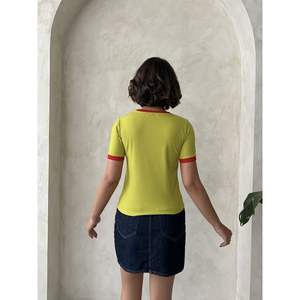 T-shirt brodé Topshow pour femme, rouge pistache, en coton respirant, coupe ample, tailles XS-XXS, décorations en strass et diamants, coupe courte - Product Image 1