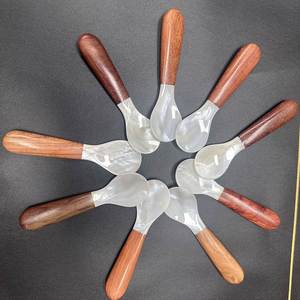 Cuillère à caviar personnalisée en bois naturel et nacre de 10 cm pour dîner élégant - Product Image 3