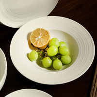 Service de vaisselle classique en céramique blanche côtelée, ensemble complet pour la maison, le café, l'hôtel, le petit-déjeuner, le déjeuner, le dîner et les repas quotidiens.
