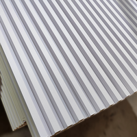 Panneaux de plafond décoratifs en bois 3D imperméables en WPC PVC pour la décoration intérieure d'hôtels et d'appartements