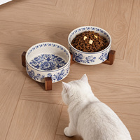 Bol pour chat en céramique de porcelaine bleue et blanche NicePets |   Motif bleu vintage en forme de saule avec support en acacia |   Bol de nourrissage surélevé anti-renversement