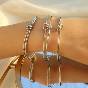 กำไลข้อมือเปิดทรงเรขาคณิตสไตล์ฝรั่งเศสย้อนยุค ทำจากไทเทเนียมสตีลสำหรับผู้หญิง ดีไซน์รูปตัว C แบบปมบิดเกลียว - Product Image 3