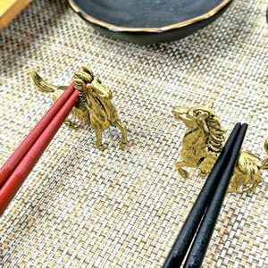 طقم عيدان طعام فاخر بتصميم الحصان، زوجان مع أطباق وحوامل عيدان طعام متناسقة، أزرق وأحمر، طقم أدوات مائدة للهدايا - Product Image 6