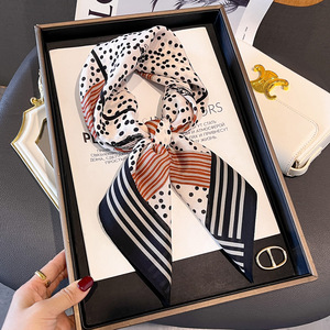 Pañuelo de crepé de seda estampado con diseño ecuestre para combinar con atuendos elegantes - Product Image 2