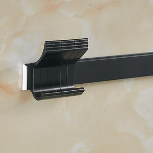 Gancho Flexible de Pared de Hierro con Acabado Negro Moderno, Reutilizable, Instalación sin Perforaciones para Cocina, Baño y Puerta - Product Image 2