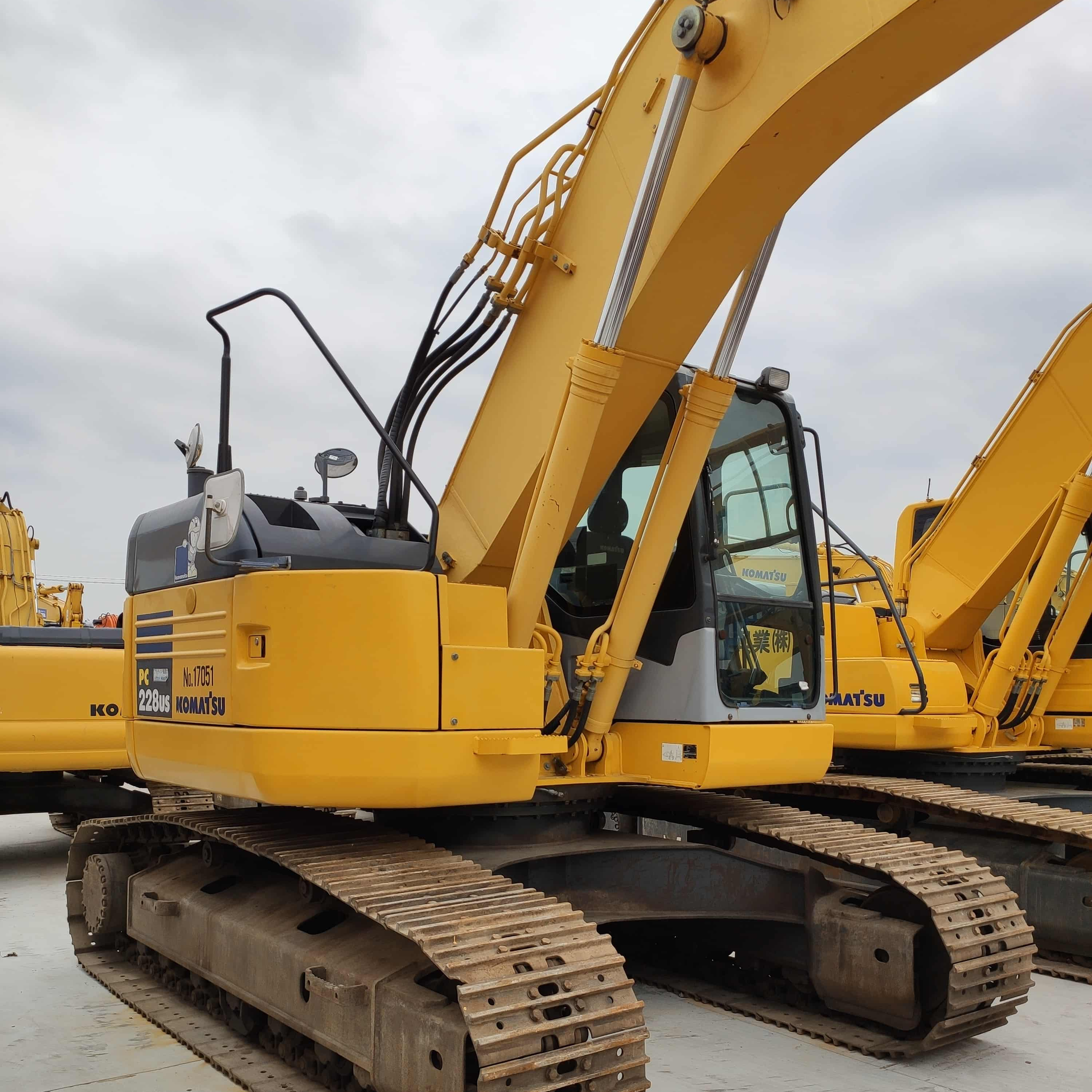 Komatsu PC228US Excavator - 22.8 Ton, 0-1000 Hours