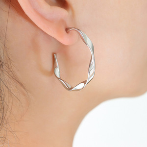 ต่างหูห่วงแบบเปิดบิดเกลียว |   สแตนเลสสตีลชุบทอง 18K PVD |   เครื่องประดับสำหรับผู้หญิงที่ทนทาน น้ำหนักเบา และมีสไตล์มินิมอล - Product Image 6
