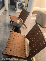 Fauteuil lounge en cuir et bois massif, style Aussie Japandi minimaliste, avec accents tressés, robuste, pour salon et semi-extérieur AU