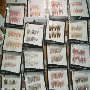 Vente en gros de faux <span class=keywords><strong>ongles</strong></span> de luxe faits à la main, design aléatoire, taille courte, moyenne, longue, 10 pièces, style français, amande, stiletto, 3D - Product Image 5