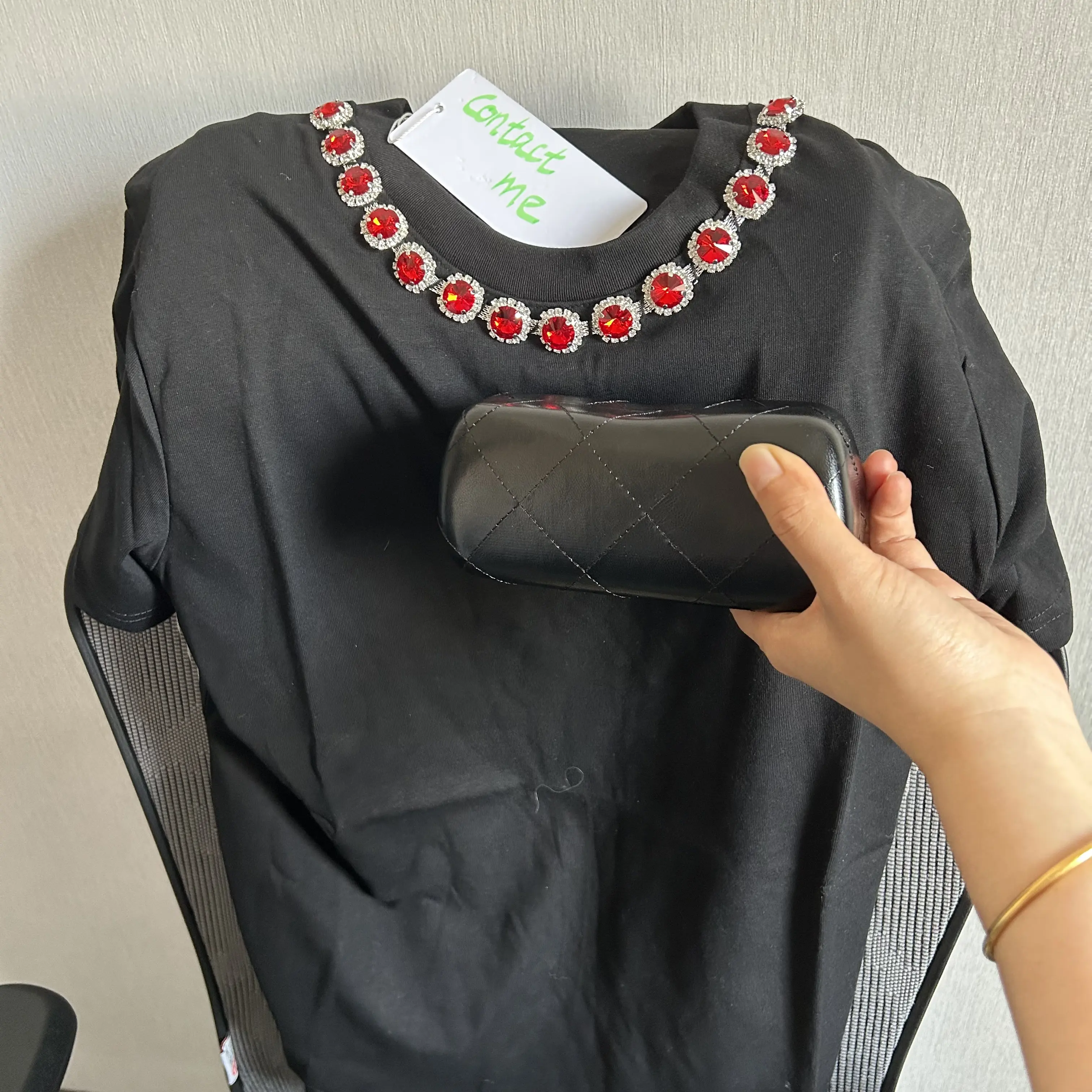 قميص تي شيرت فريد فاخر مطرز بالخرز وحجر الراين من مصمم العلامة التجارية الشهيرة CONTACT ME 2024