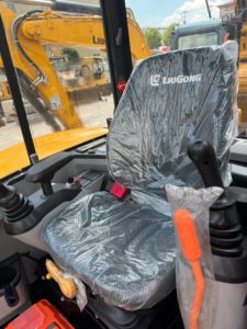 Nueva Excavadora Mini de Orugas Liugong 9055F en Stock, Cabina con Aire Acondicionado, Operación Flexible, Martillo Rompedor y Cucharón, Equipo para Huertos y Excavación de Tuberías. - Product Image 6