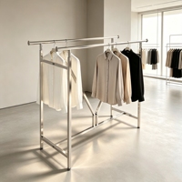 Présentoir de vêtements double face en acier inoxydable personnalisé avec rails de suspension doubles et cadre ouvert pour magasin de vêtements