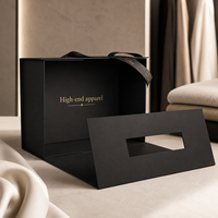 Boîte cadeau personnalisée OEM pour vêtements, en carton rigide noir mat, avec fermeture magnétique pliable, logo en feuille d'or pour homme, poignée en ruban, livraison plate