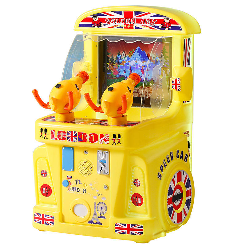 Deux personnes tirent de l'eau