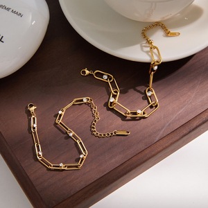 สร้อยข้อมือสแตนเลสสตีลชุบทอง 18K PVD กันน้ำ ดีไซน์แบบ Paperclip ประดับเพชร CZ รุ่น B262729 - Product Image 4