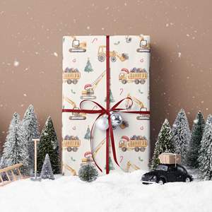 Rouleau de papier d'emballage de Noël de construction pour enfants avec camions à benne basculante grues excavatrices avec chapeaux de père noël et cadeaux arbre de noël - Product Image 4