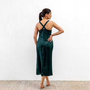Vestido midi de satén verde esmeralda con espalda cruzada, entallado, sin mangas, elegante, para fiesta, de verano. - Product Image 1