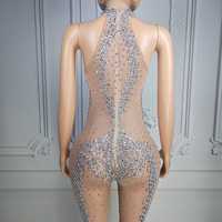 Combinaison de scène élégante pour femme Ocstrade, en maille argentée scintillante avec strass, coupe halter et jambes fines, idéale pour les spectacles et concours