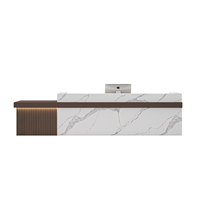 Comptoir de bar en bois moderne minimaliste pour réception d'entreprise et bureau de vente pour information dans le hall de l'hôtel et bureau de caissier de salon de beauté