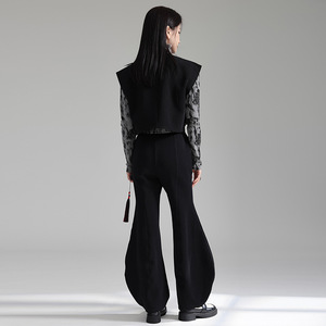 Senior Sense Fold Wear Neue chinesische Schwerindustrie Stickerei Schwarz Weste Mantel Frauen 2024 Großer Knopf Unregelmäßiger Clip - Product Image 4