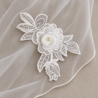 Vente en gros d'appliques en dentelle de fleurs en organza blanches 3D ornées de perles pour robes de mariée, voiles de mariée, accessoires pour cheveux et couture DIY