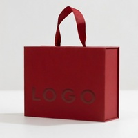   Boîte cadeau pliable en carton rigide mat de luxe rouge avec logo personnalisé, fermeture magnétique et poignée
