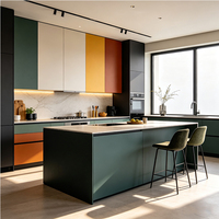 Meubles de cuisine modulaires sur mesure à finition ultra brillante avec îlots, design moderne, comptoirs en stratifié et résine, construction en bois