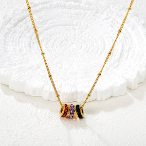 Collar de círculo con diamantes de colores de estilo europeo, colgante de acero inoxidable para mujer, uso diario - Product Image 1