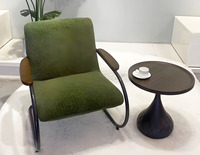 Fauteuil d'appoint cantilever moderne en forme de C avec tissu bouclé et accoudoirs en bois, base pivotante pour salon, chambre et hôtel