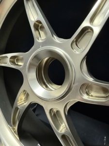 ล้อฟอร์จขอบ 6061-T6 กลึง CNC ชุบอโนไดซ์ ขนาด 17x3.5 17x6.0 นิ้ว แบบสวิงอาร์มด้านเดียว สำหรับ <span class=keywords><strong>Ducati</strong></span> Multistrada V4 Pikes Peak - Product Image 3