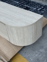 Console murale flottante incurvée en travertin clair, meuble TV mural avec rangement dissimulé pour les espaces de vie modernes