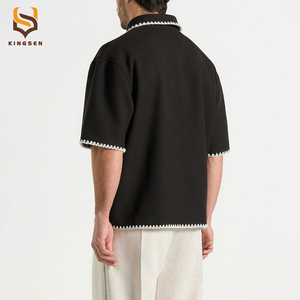 Polo en maille texturée noire pour homme, col ouvert, bordure contrastante en zigzag, coupe décontractée, style Old Money, haut de luxe à manches courtes pour l'été - Product Image 5