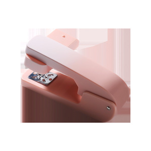 Mini grapadora giratoria de 360 grados para estudiantes y uso en oficina con diseño degradado - Product Image 5