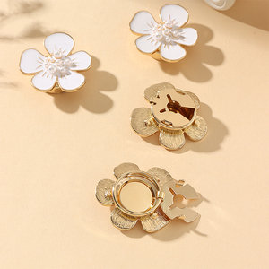 Oem ODM Tùy Chỉnh Chất Lượng Cao Nút Bao Gồm 3-Màu Hoa Hình Dạng Thiết Kế Mới Ngọc Trai Nút Trang Trí Cho Đám Cưới Quà Tặng - Product Image 3