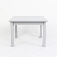Ensemble table et chaises carrées en bois massif coloré pour quatre enfants, idéal pour la maternelle et l'étude