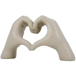 Artisanat moderne en résine blanche avec détail de point d'or Statue de mains de coeur en or personnalisée pour la décoration intérieure de la Saint-Valentin de Table de salon