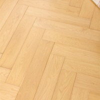 Plancher en bois massif avec incrustations en bois standard, design élégant pour l'intérieur, parquet en bois naturel, carreaux en bois massif, plancher en chevron