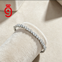 Bracelet jonc chic et minimaliste en argent S925 avec moissanite radiante certifiée, taille mixte claire, sertissage compact à griffes alternées, demi-pavé et finition lisse à charnière