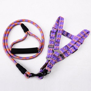 طقم حزام ومقود للحيوانات الأليفة قابل للتعديل بطباعة أرجوانية، مع مقبض رغوي خفيف الوزن وناعم، يوفر دعمًا للصدر والظهر - Product Image 1
