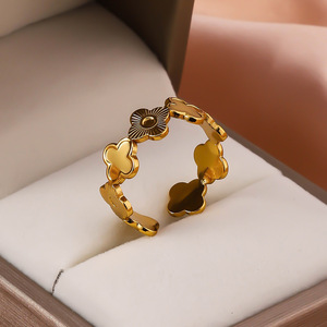 Anello Nuziale Elegante e Versatile in Acciaio Inossidabile con Quadrifoglio per Donne, Design Aperto Placcato Oro 18K, Regalo per Uso Quotidiano - Product Image 3