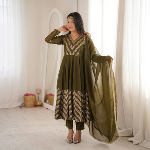 Ensemble indien pakistanais vert olive brodé en soie froissée, longueur ras du sol, séchage rapide, comprenant un haut Anarkali à manches longues, un pantalon palazzo et un dupatta - Product Image 1