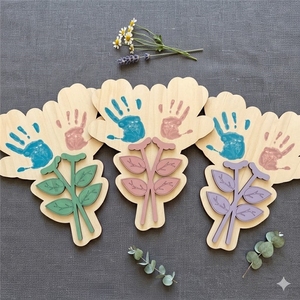 Ornement en bois en forme <span class=keywords><strong>de</strong></span> fleur, <span class=keywords><strong>empreinte</strong></span> <span class=keywords><strong>de</strong></span> <span class=keywords><strong>main</strong></span>, artisanat décoratif fait <span class=keywords><strong>main</strong></span> pour cadeau <span class=keywords><strong>de</strong></span> fête des Mères et souvenir familial - Product Image 1