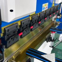 Presse plieuse CNC hydraulique entièrement automatique à 4 axes pour aluminium, modèle WE67K-80T1600, avec contrôle DELEM DA53TX DA58TX