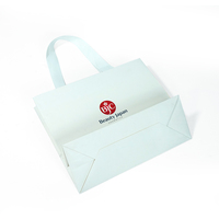 Sac en papier de carton blanc personnalisé pour bijoux de luxe cosmétiques cadeaux emballage de vêtement impression de logo pour chaussures chaussettes