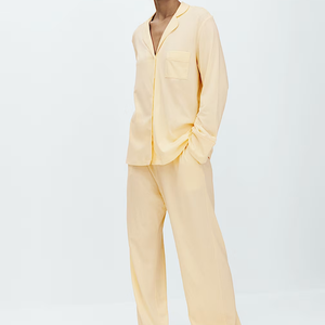 Conjunto de pijama de lujo para mujer, pantalones sueltos y largos hasta el suelo, de bambú modal, con cuello de solapa y bolsillos. - Product Image 1